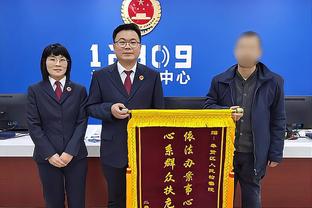 闹乌龙！主裁向场边出红牌&字幕显示是穆帅 但他一直留在场边指挥